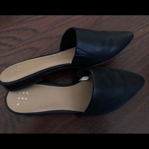 Black leather pointed toe mules